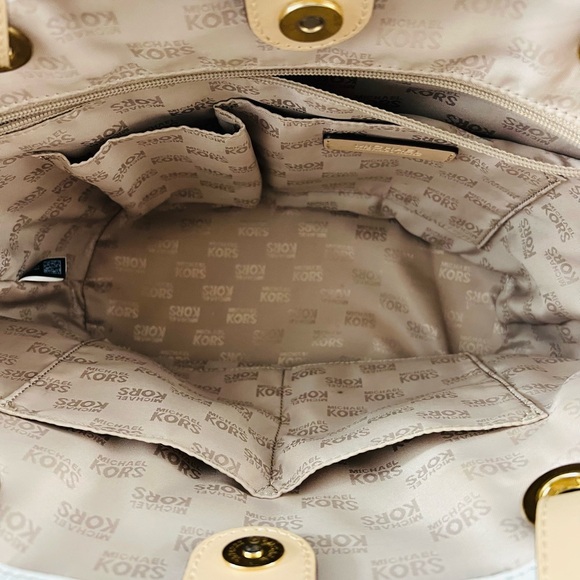 Michael Kors Jet Set Bucket Tote Bag - Picture 9 of 16